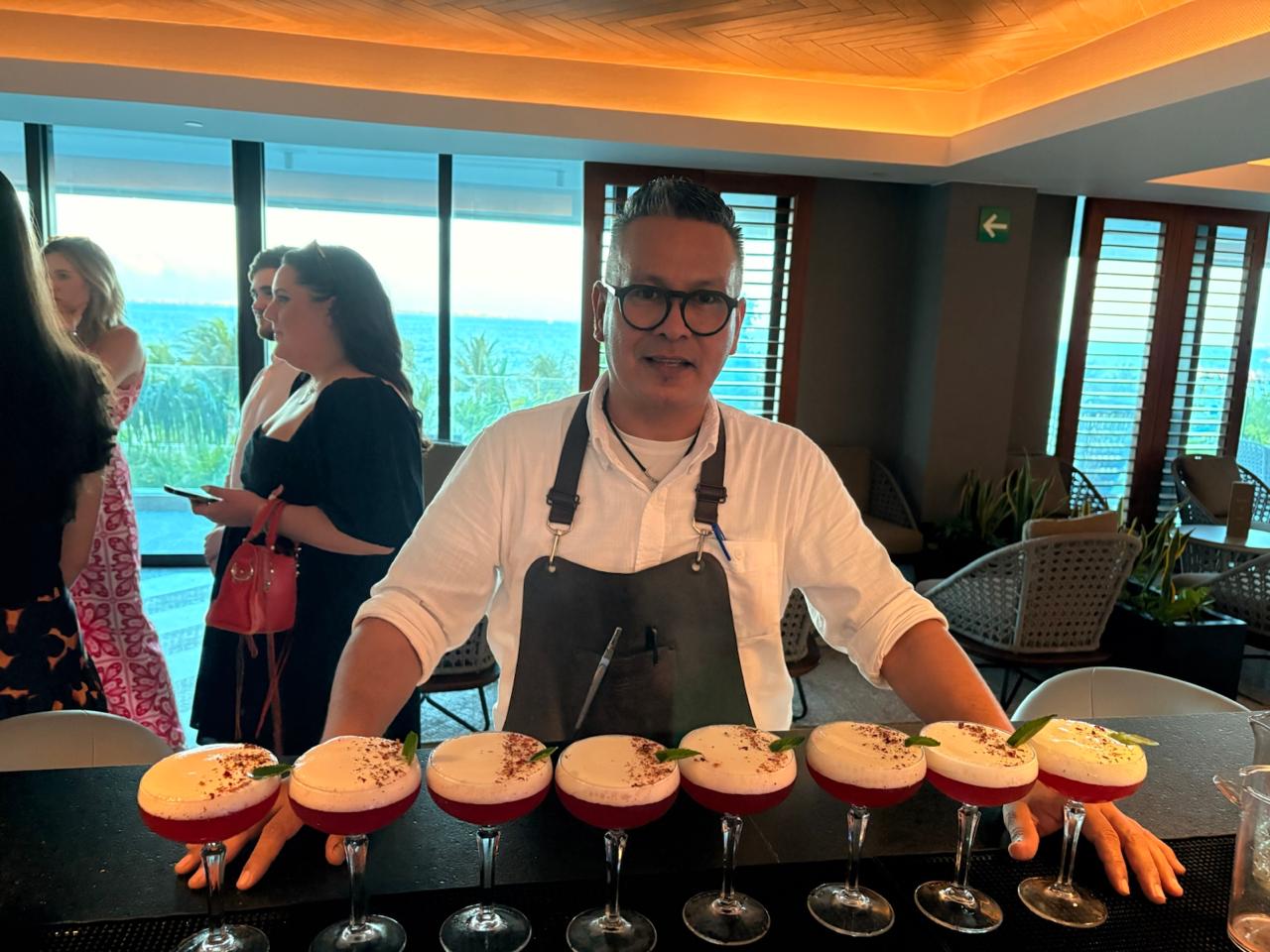 Alor preparando un cóctel de autor en la barra