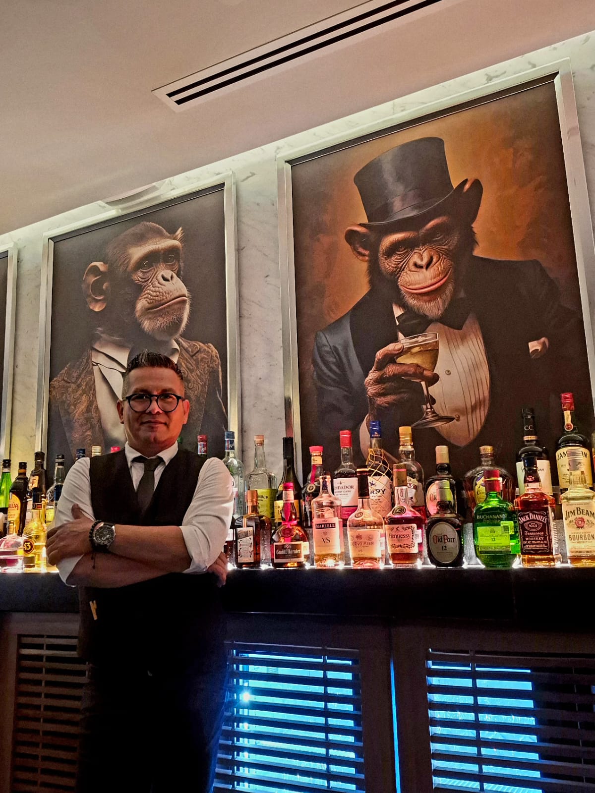 ALOR Mixólogo preparando un cóctel de autor